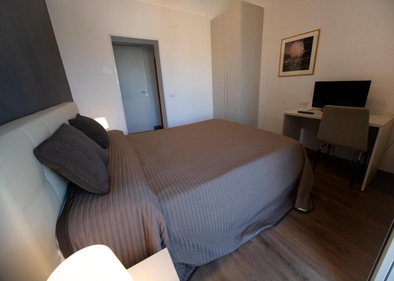 Rooms In Shared Apartment - City Center Catania Exterior foto
