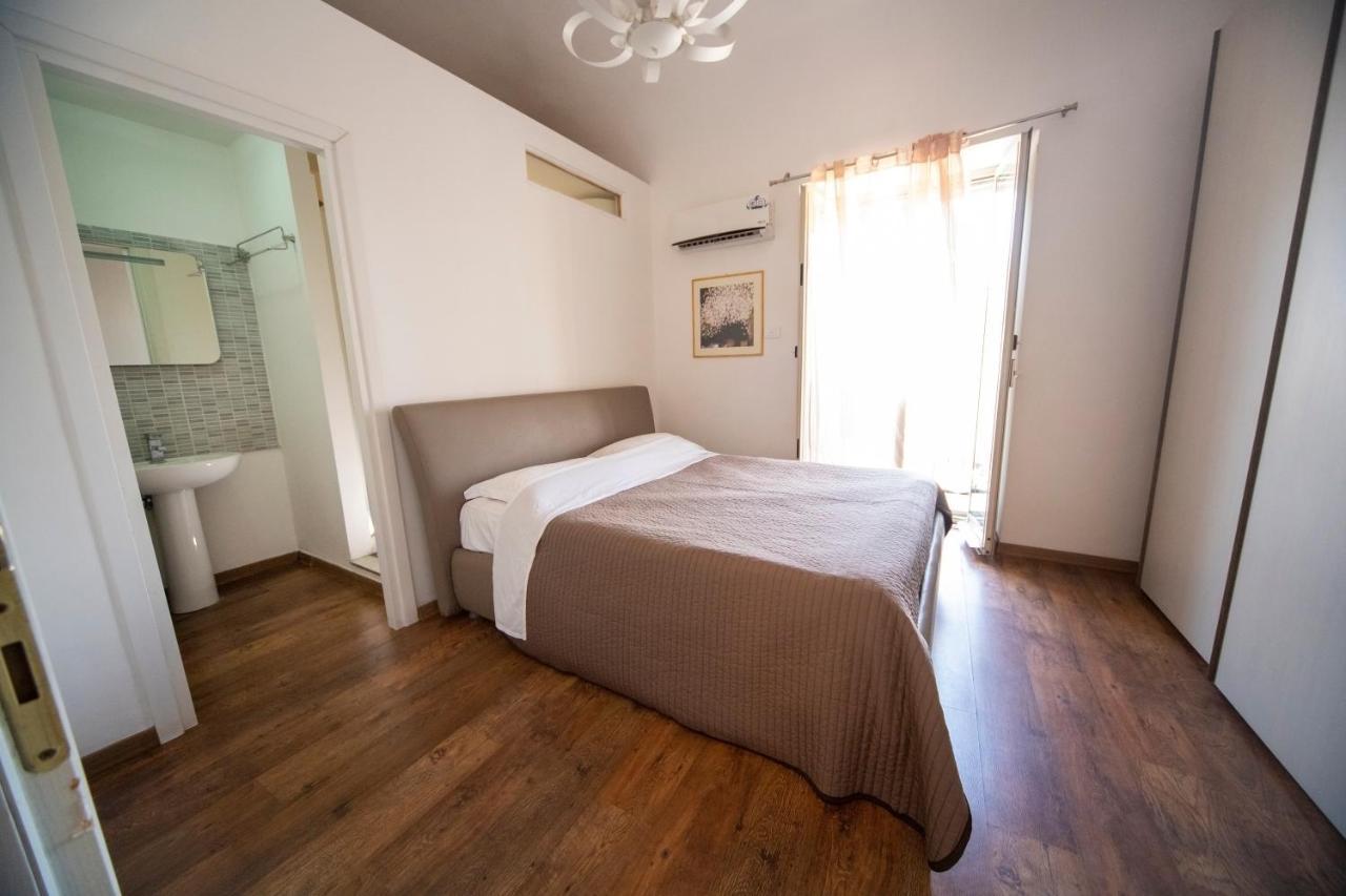 Rooms In Shared Apartment - City Center Catania Exterior foto