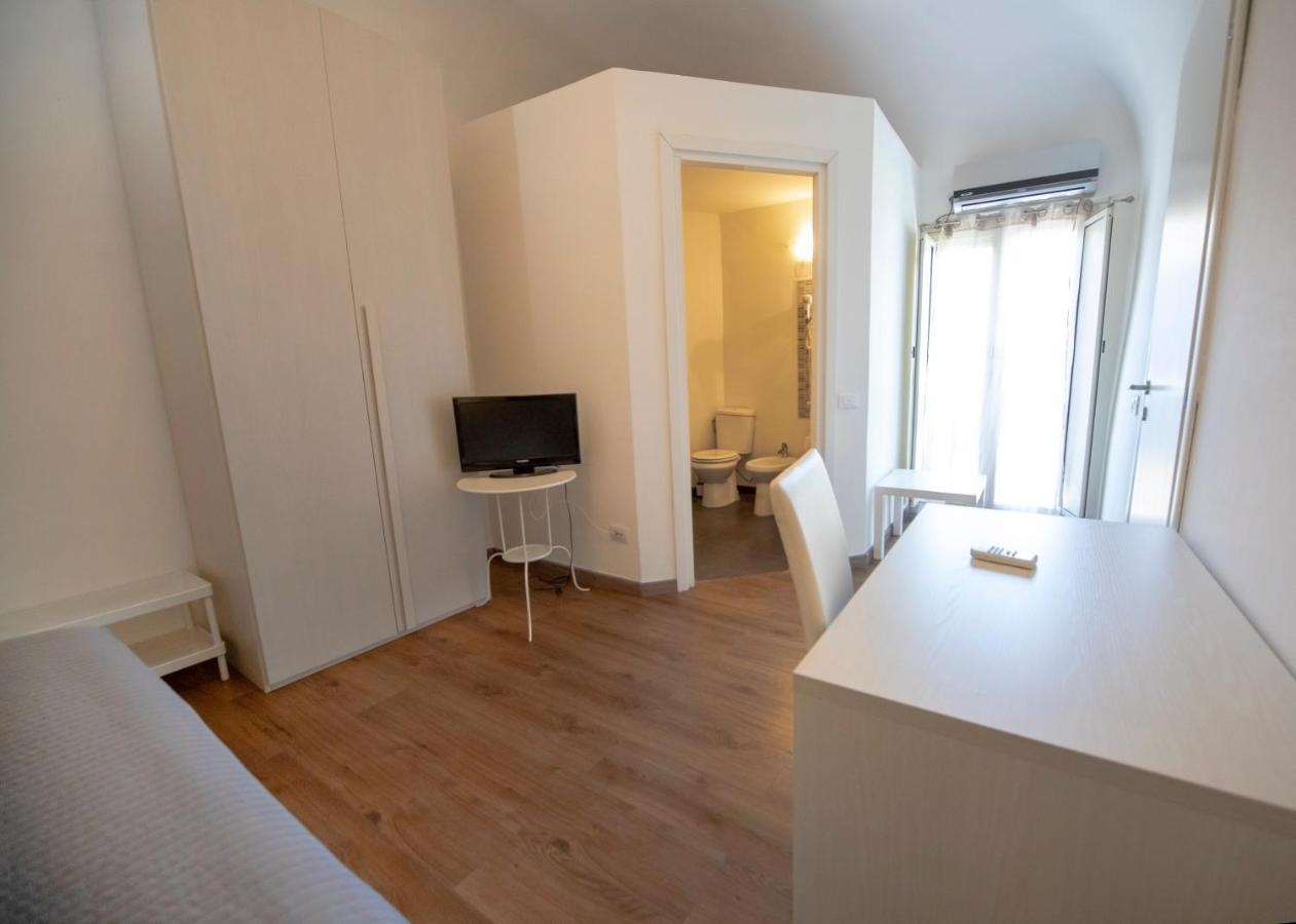Rooms In Shared Apartment - City Center Catania Exterior foto