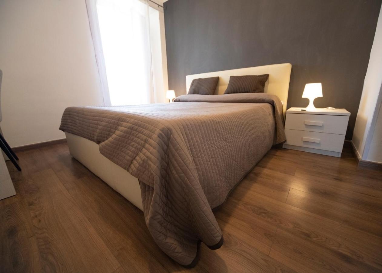 Rooms In Shared Apartment - City Center Catania Exterior foto