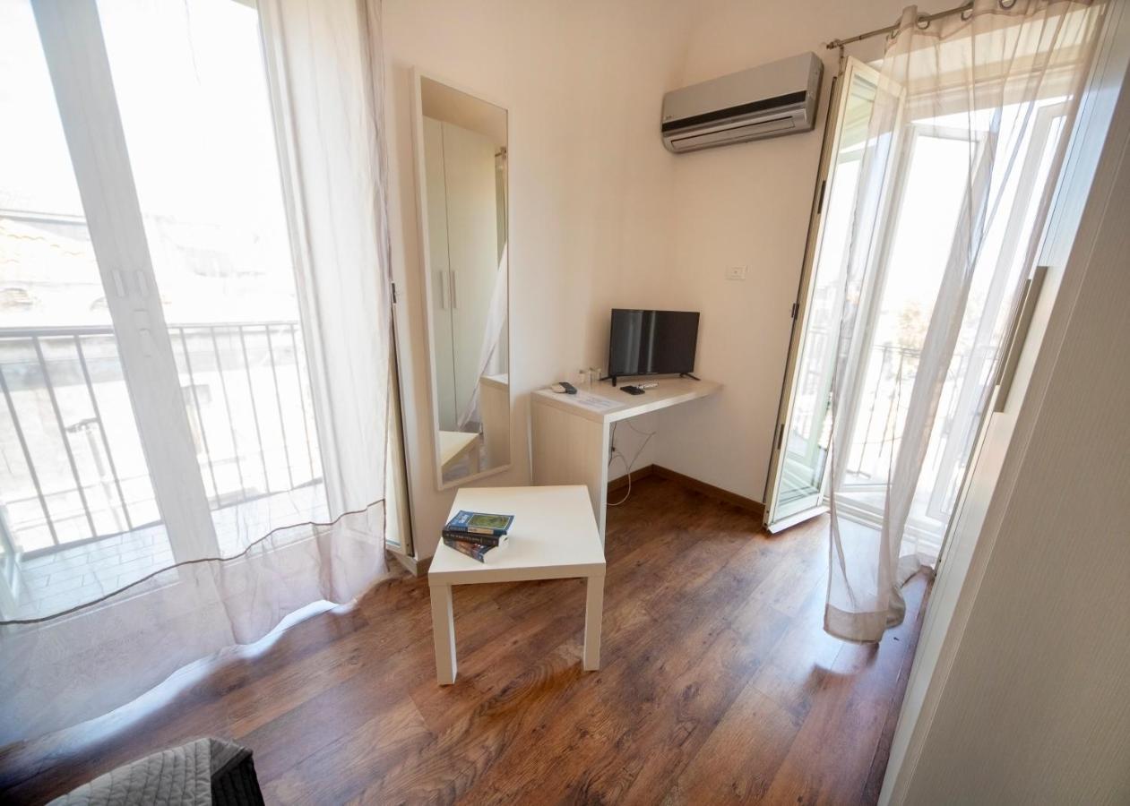 Rooms In Shared Apartment - City Center Catania Exterior foto