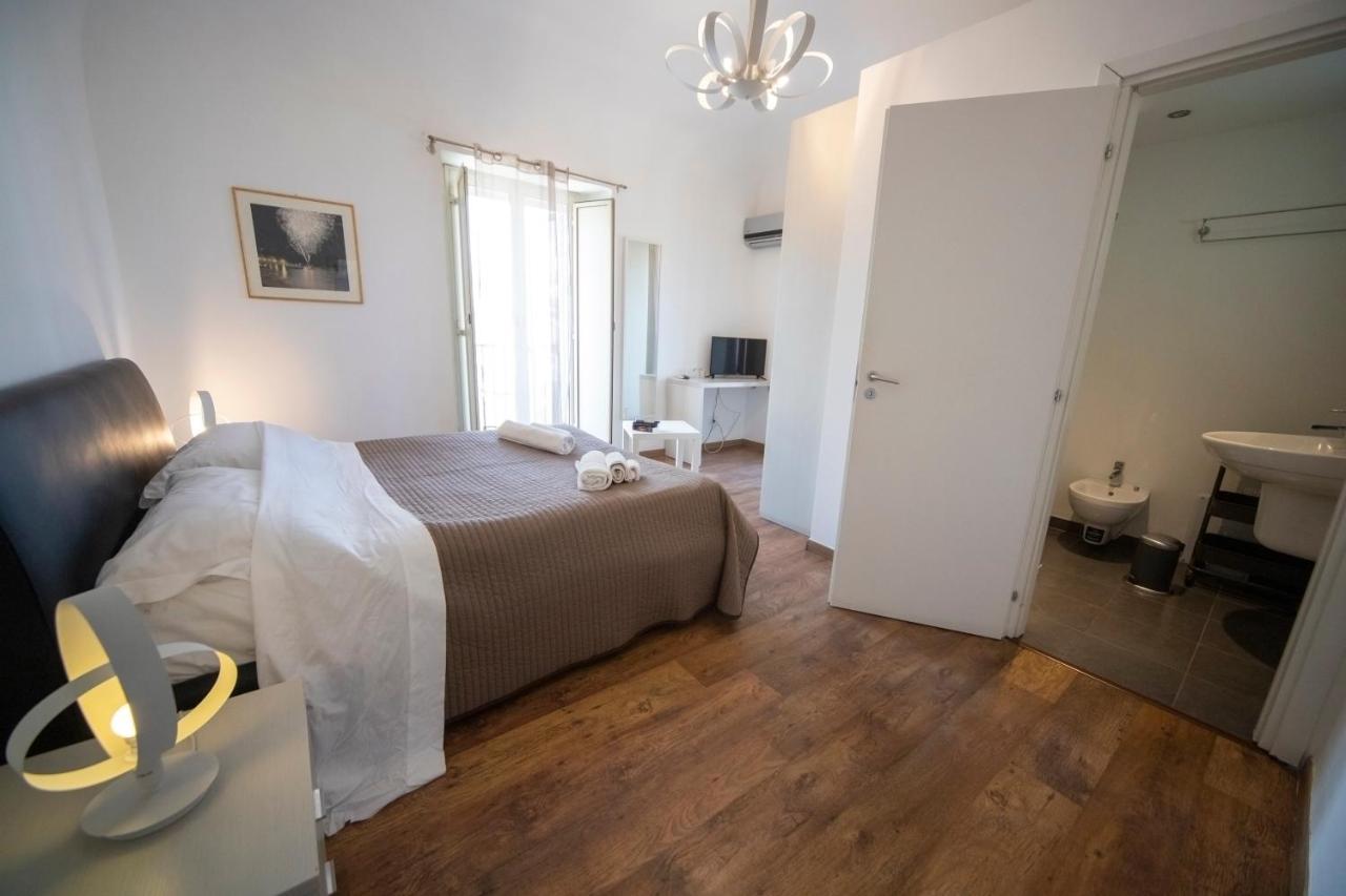 Rooms In Shared Apartment - City Center Catania Exterior foto